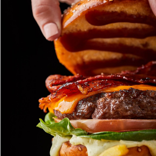 Bacon Burger de LF Burger con tocineta ahumada marinada en BBQ