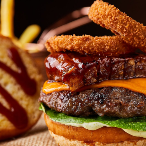 Hamburguesa Texana de LF Burger con chicharrón al grill y aros de cebolla