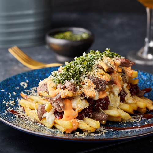 Lomito Callejero de LF Burger con papas chorreadas y sour cream